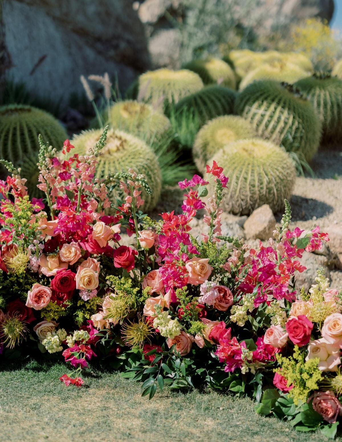 spring-desert-wedding-ceremony-florals