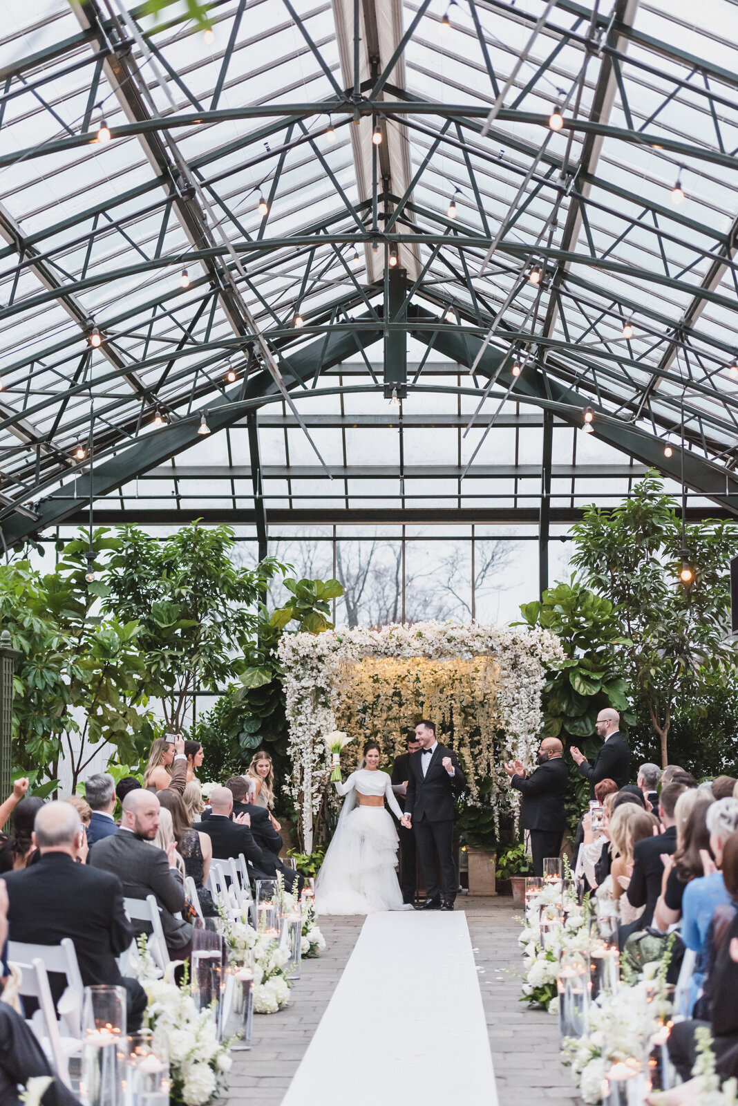 A MODERN ROMANTIC CLASSIC BLACK TIE PLANTERRA CONSERVATORY LUXURY WEDDING IN WEST BLOOMFIELD MICHIGAN BY KARI DAWSON127