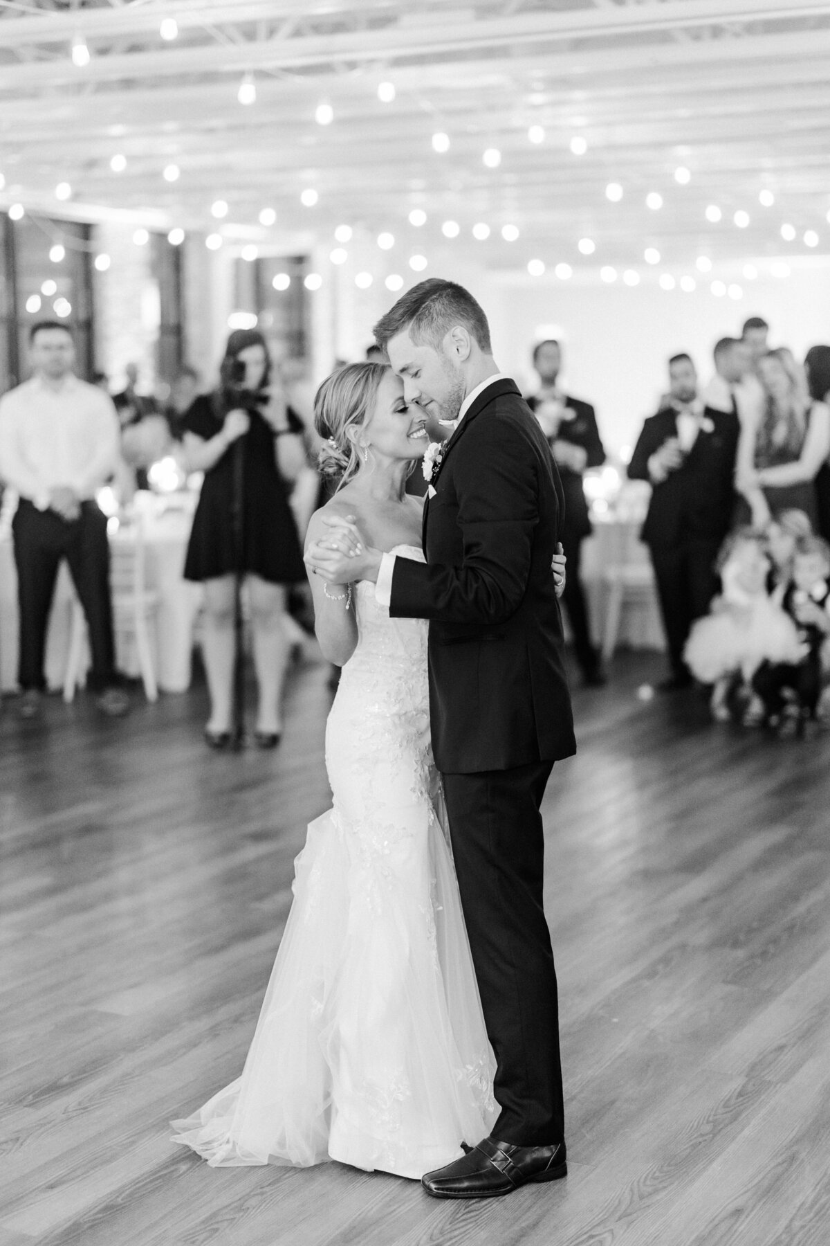 8_couple_during_first_dance_loft_132