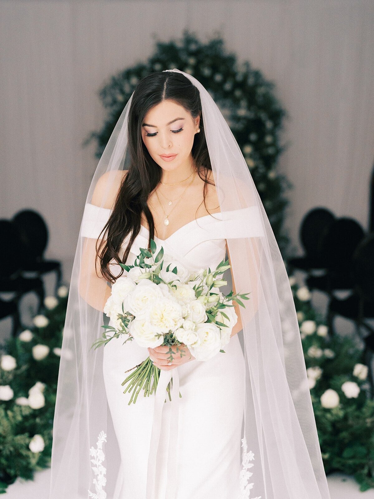 dc-bride-wearing-long-veil-bridal-bouquet