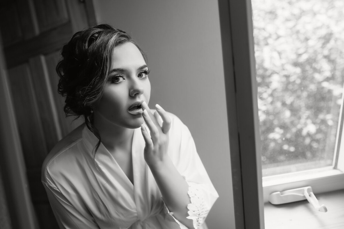 Vesper-and-Vow-Bemidji-Minnesota-wedding-and-elopement-photographer-coordinator-planner-elegant-bridal-makeup-black-and-white