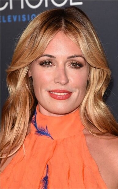 Cat Deeley in a bronze eye and orange lipstick for a red carpet event