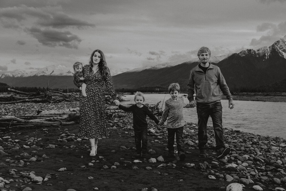 9L0A1073Alaska_MatanuskaRiverFamilySession