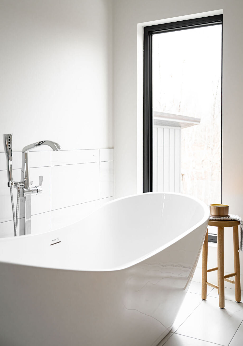 minimalist-white-bathtub