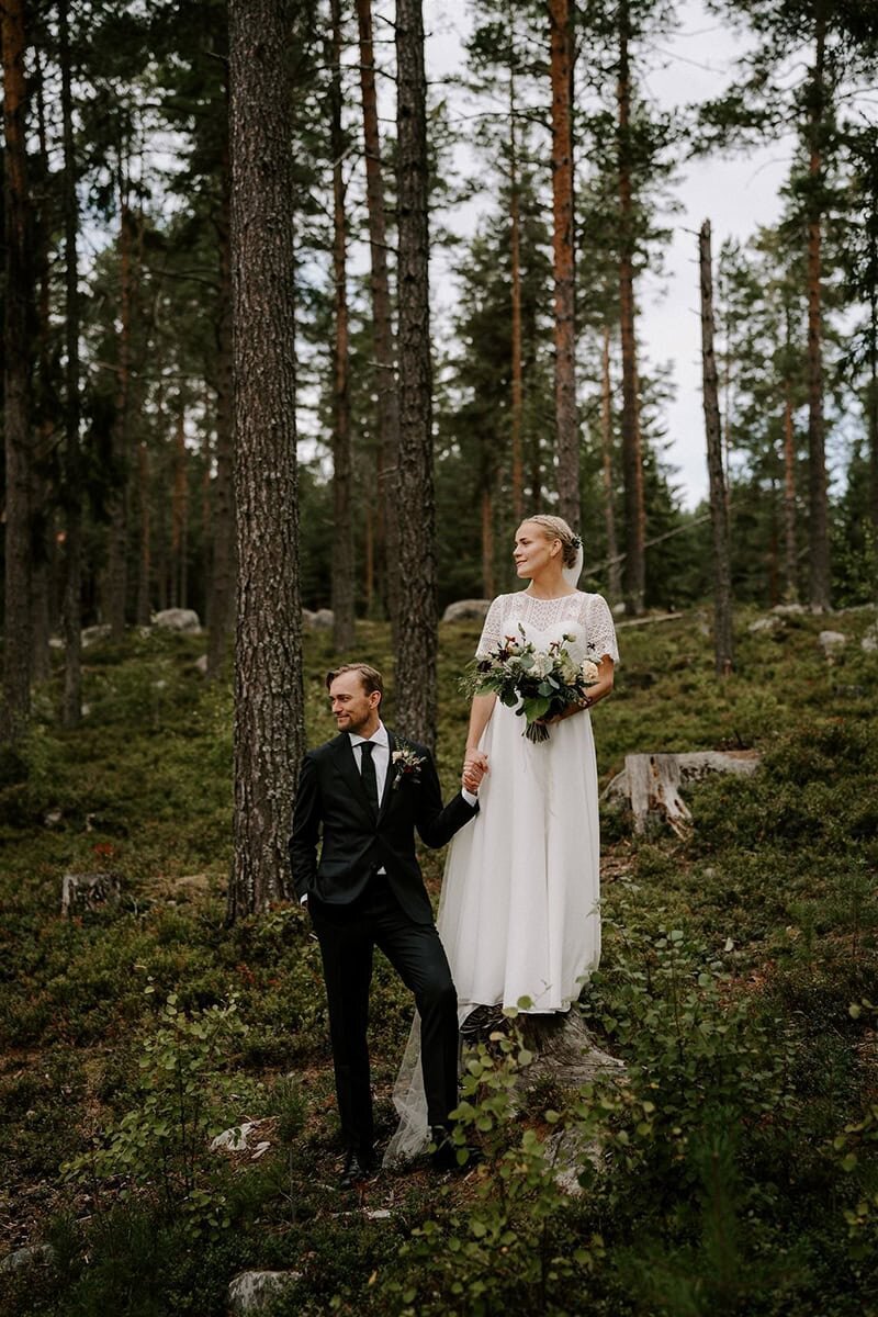 Brollopsfotograf-Halsingland-fotograf-Jarvso-brollopsfotografering-i-skogen