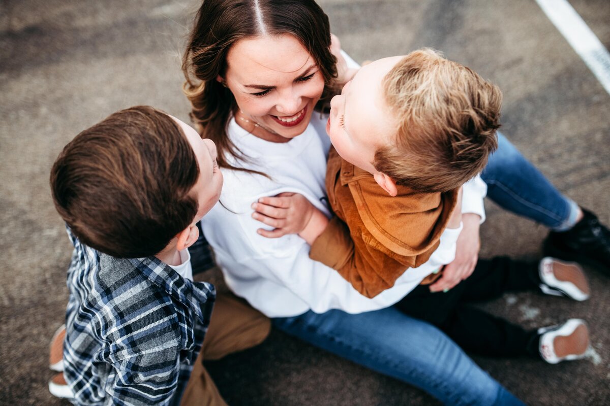 boys-kissing-mama