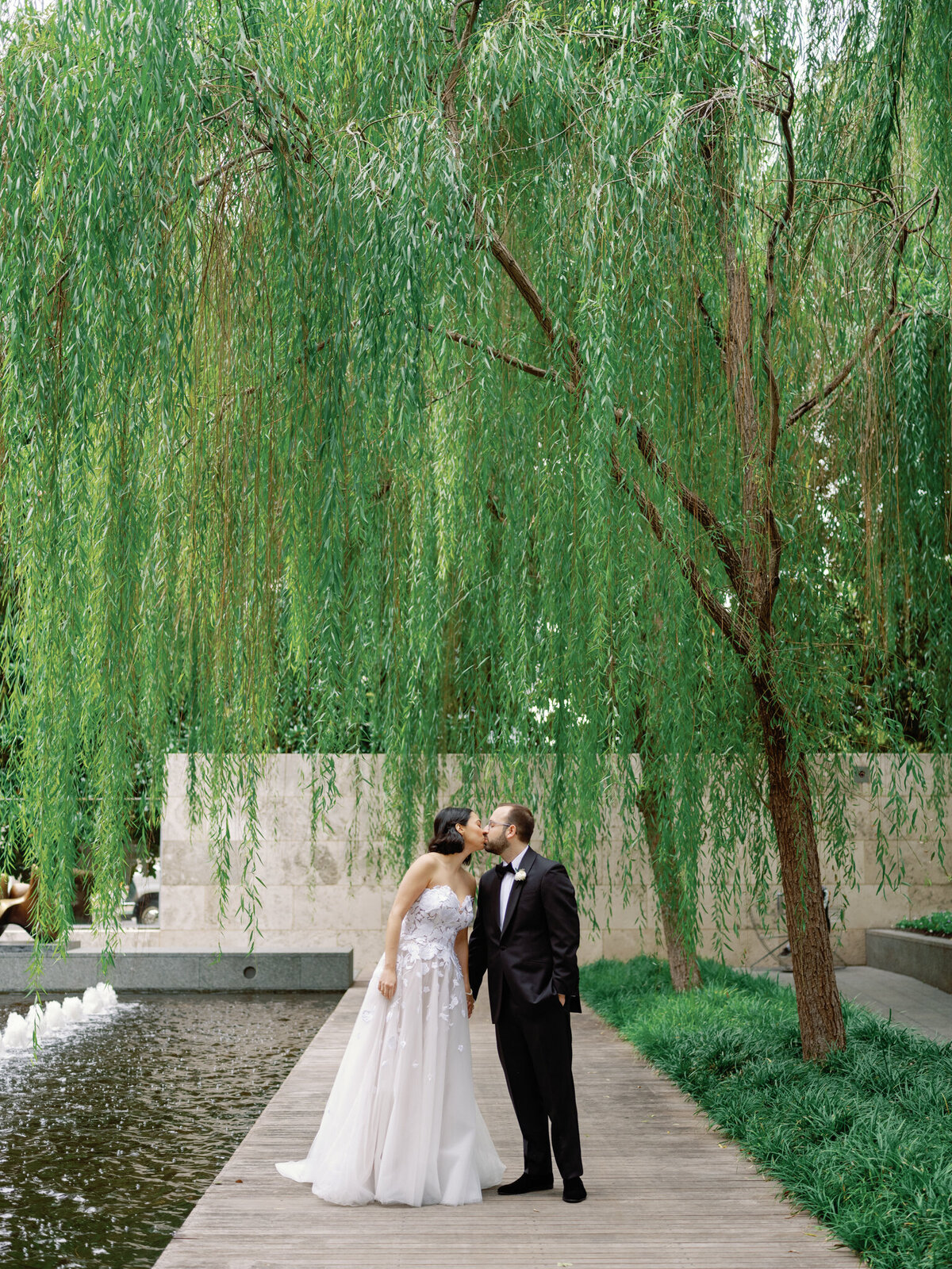 Bride and groom pictures at Nasher Sculpture Center in Dallas