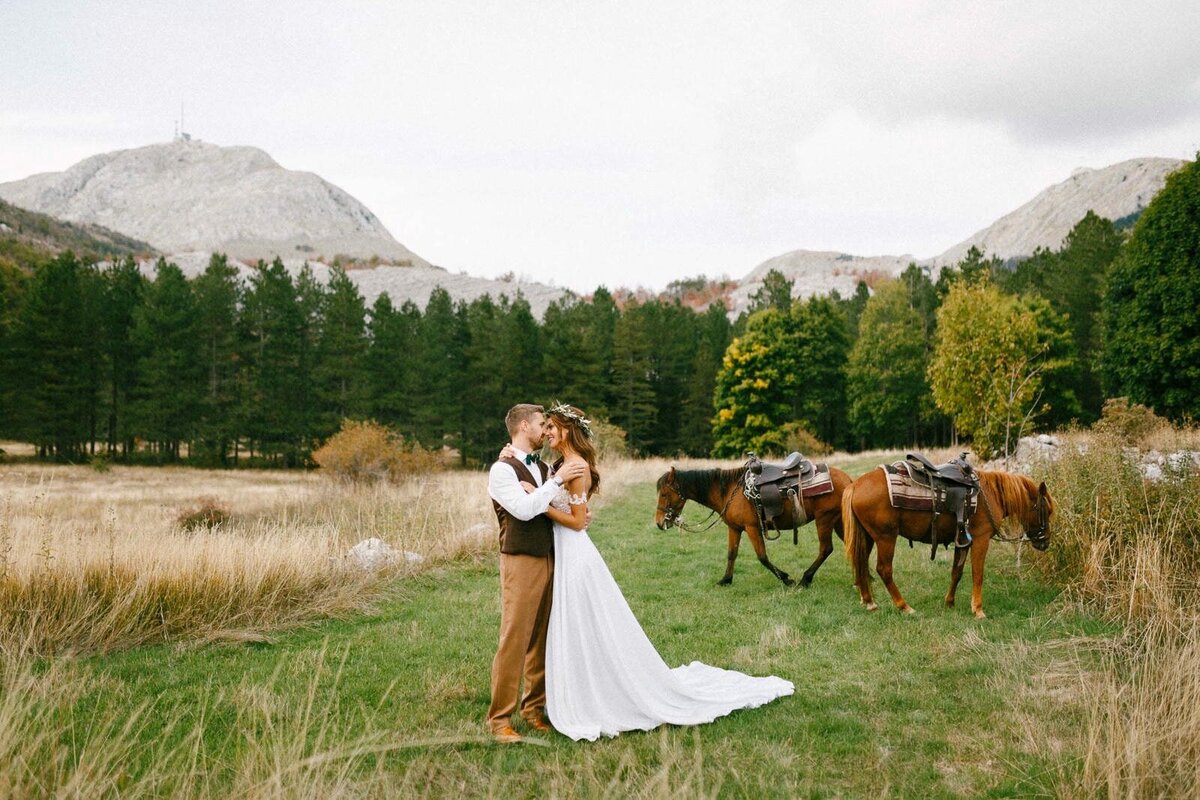 E8-Engagement-Photoshoot-In-the-mountains-with-horses-Ruslan-and-Kristina-2017-09-24-2500px-1027