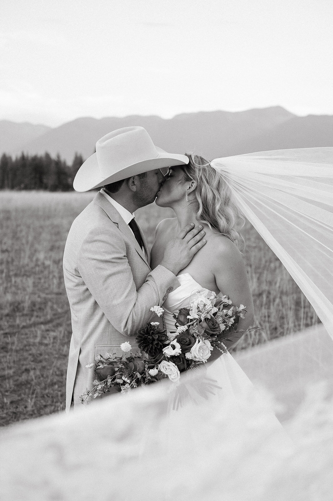 presley-gray-luxury-western-montana-wedding-8499
