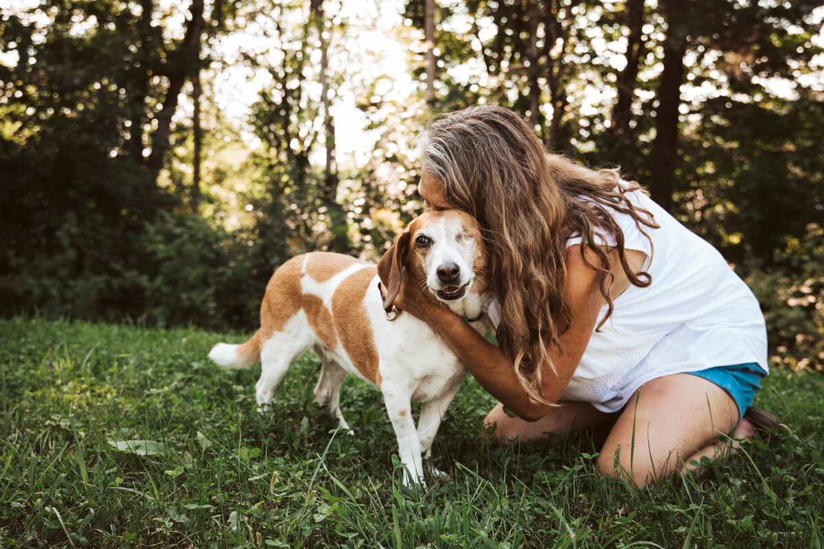 A one-eyed Beagle gets a big summer hug Vermont Dog Photographer