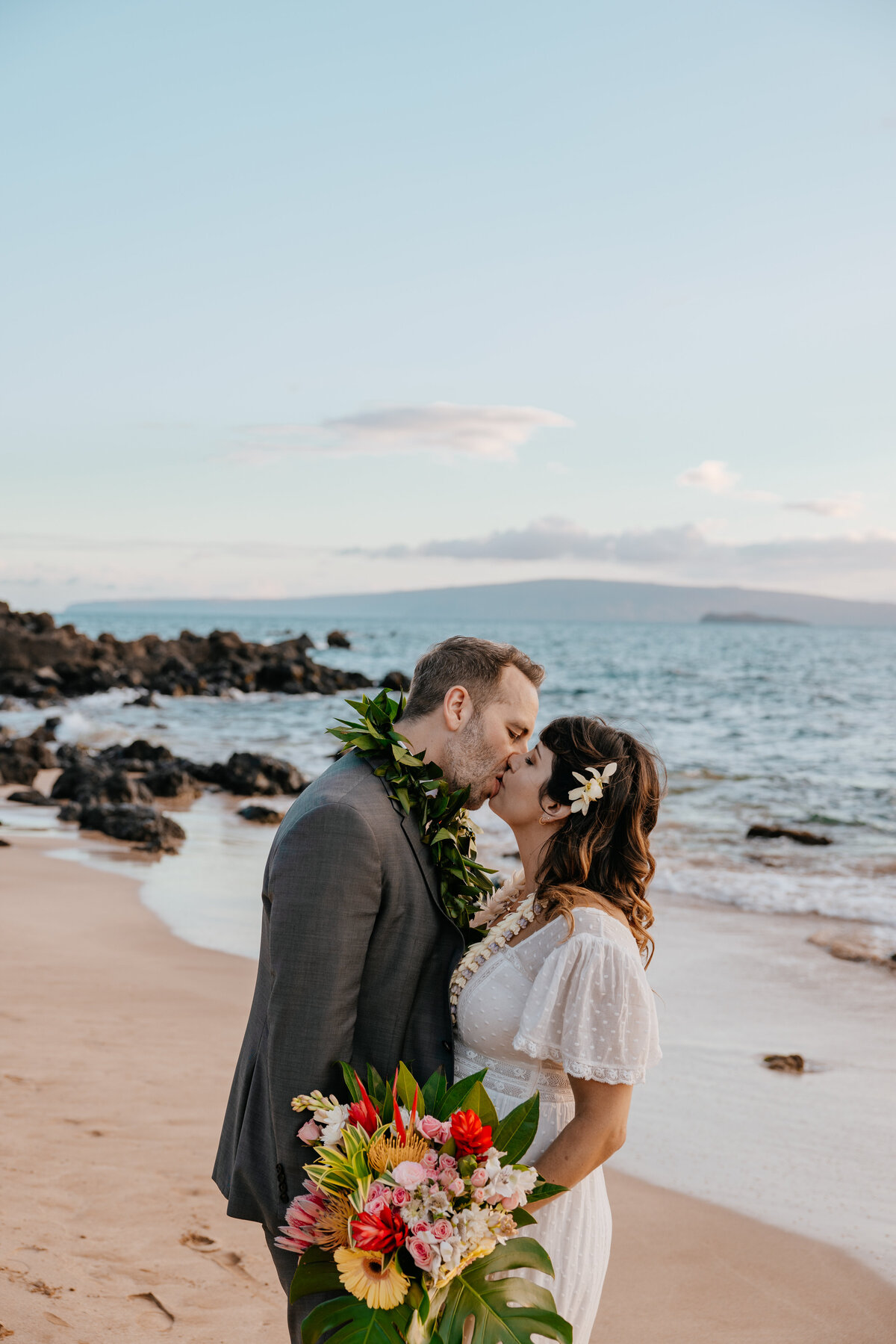 elopement kisses in maui 