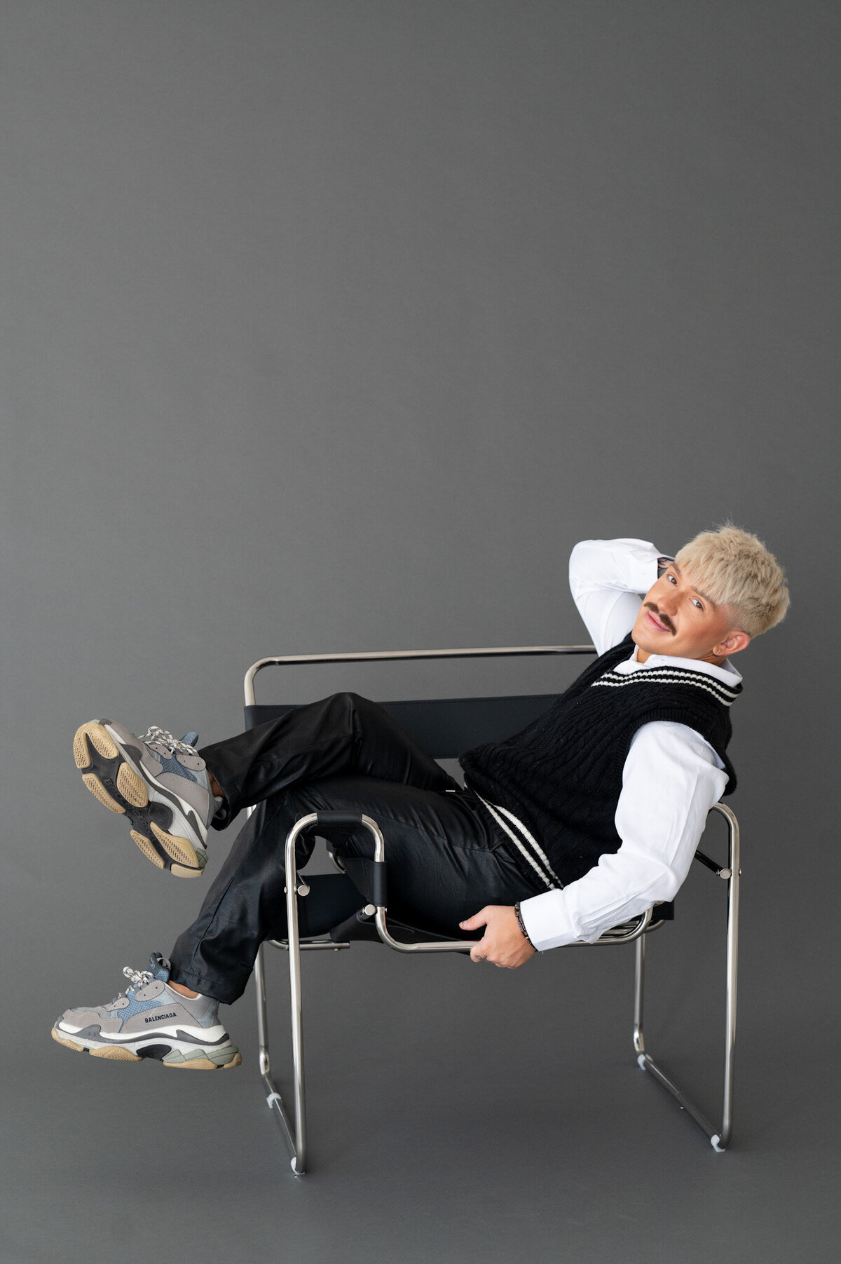 handtiedbyhim-hair-artist-posing-with-tools-branding-session