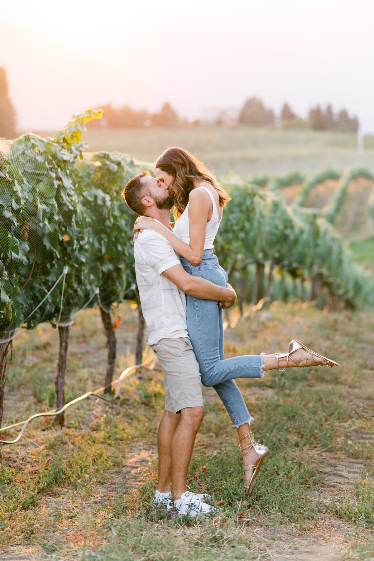 benson-vineyards-lake-chelan-sunset-engagement83
