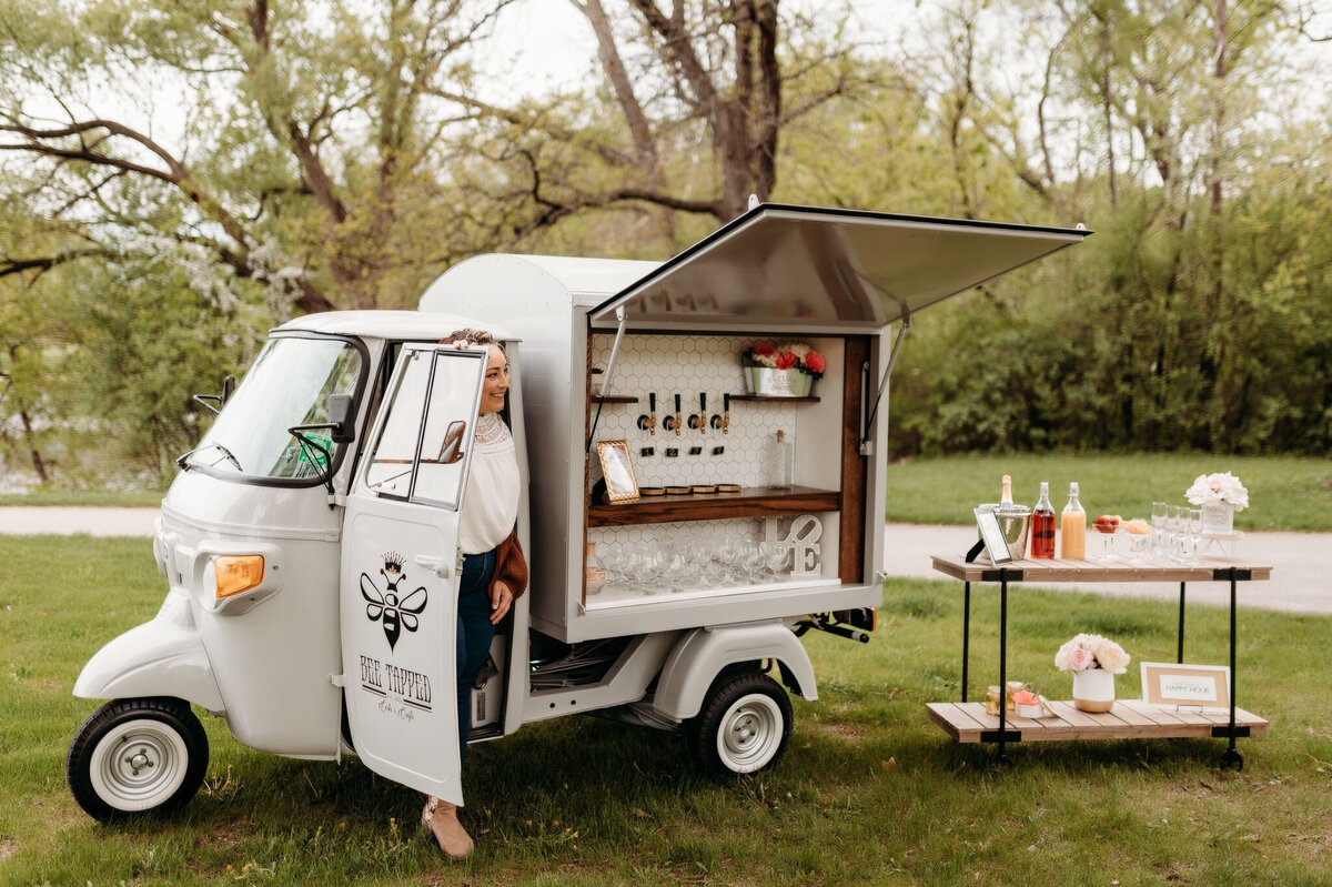 Bee Tapped Dry Bar mobile beverage truck rental for weddings and parties in Milwaukee