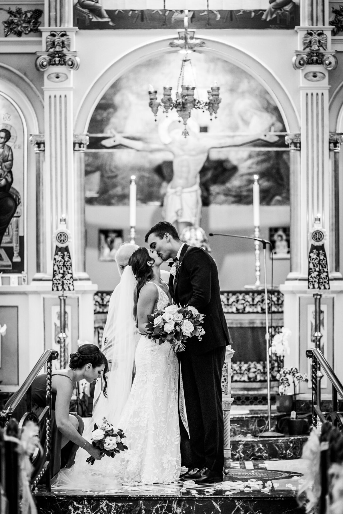 bride-groom-kissing-ceremony
