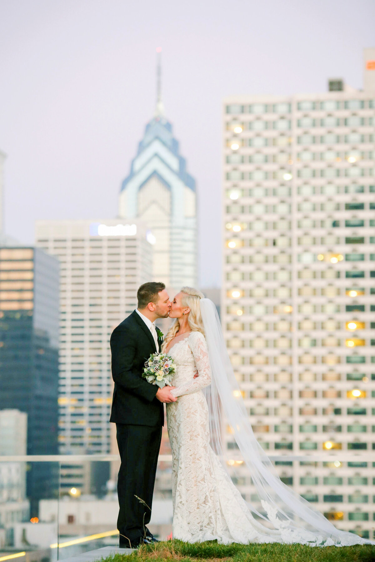 philadelphia-wedding-photographer-cira-green-skyline