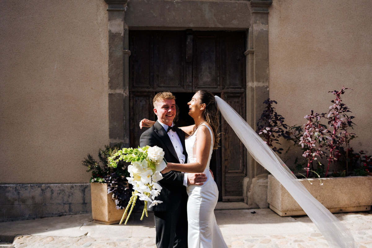 bride-church-exit-white-orchid-wedding-bouquet-france1