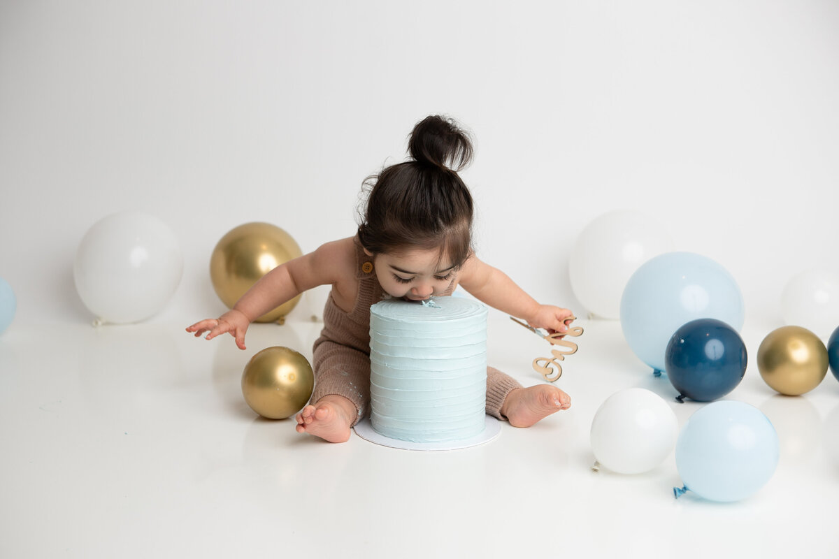 First birthday cake smash white blue and gold balloons