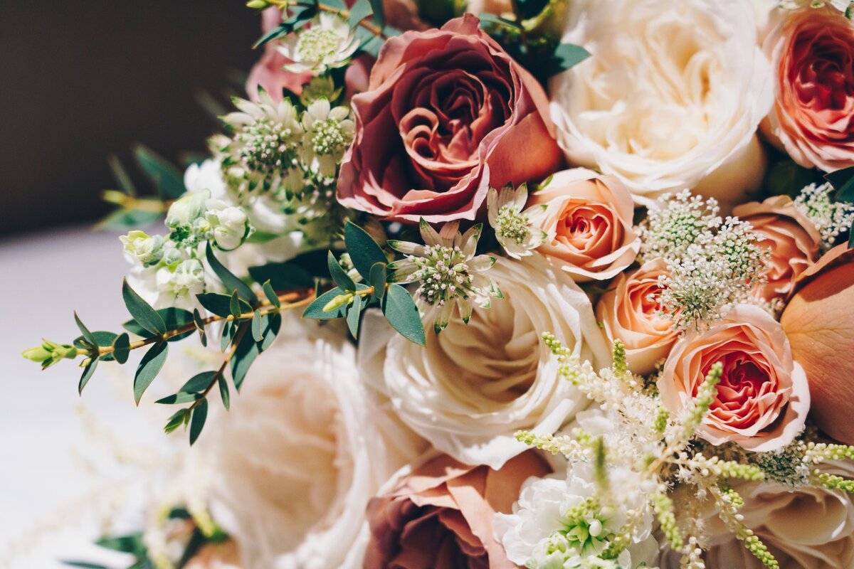 closeup-shot-beautiful-flower-composition-wedding-ceremony