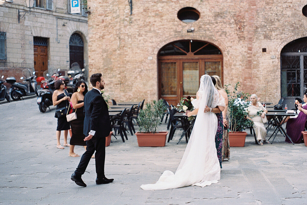 SarahAnneThompson_SienaItaly_VillaCatignano_Wedding-77