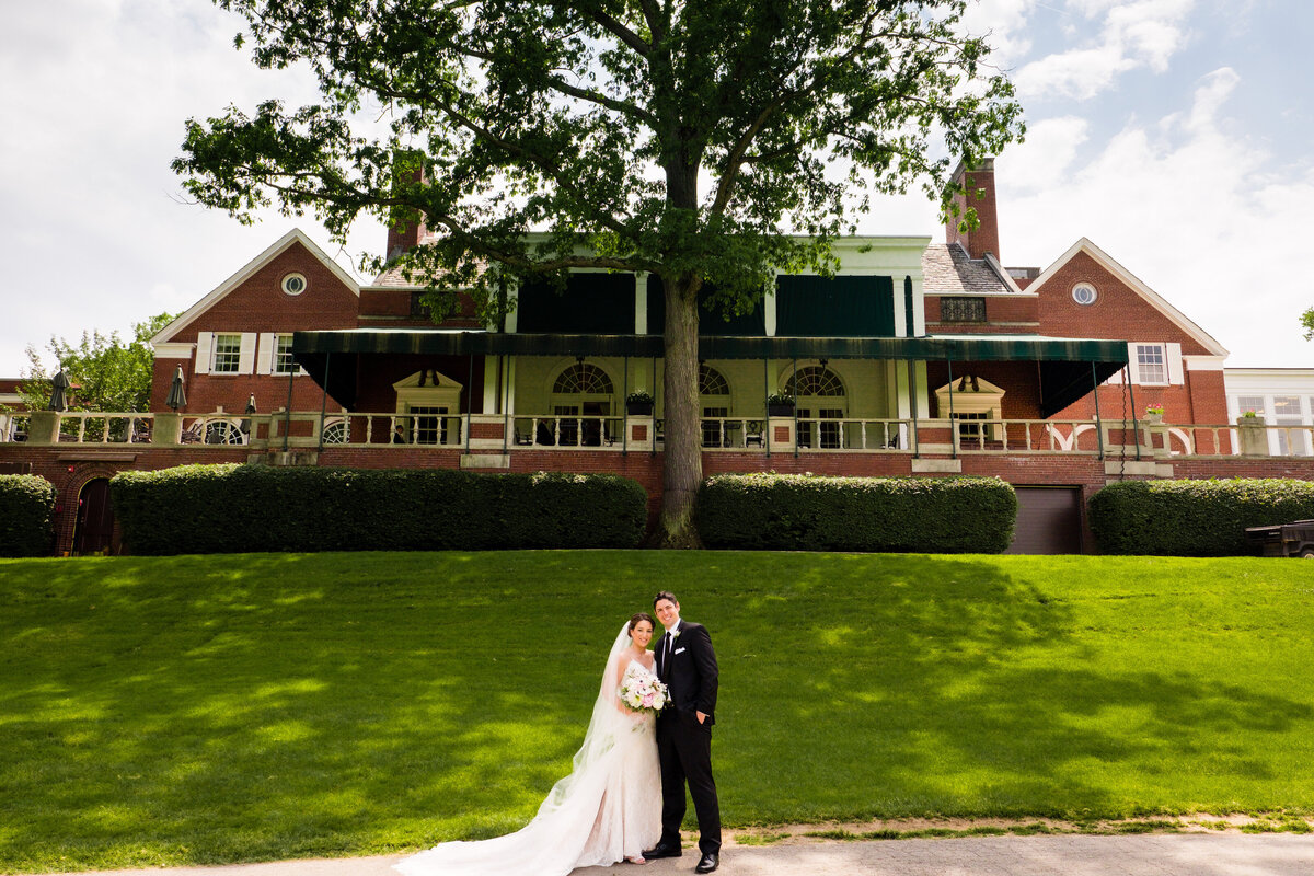 fox chapel golf club wedding photo with building scenery on summer day