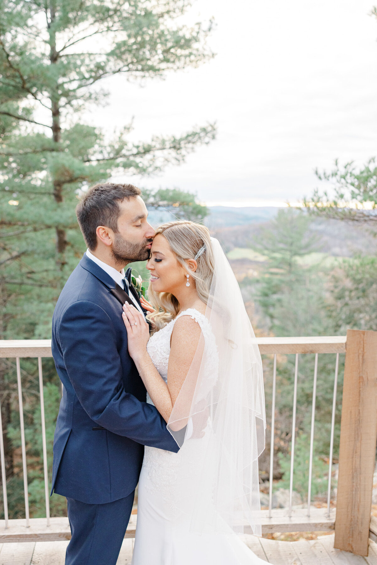 sarah-mike-belvedere-wakefield-quebec-wedding-grey-loft-studio-2021-176