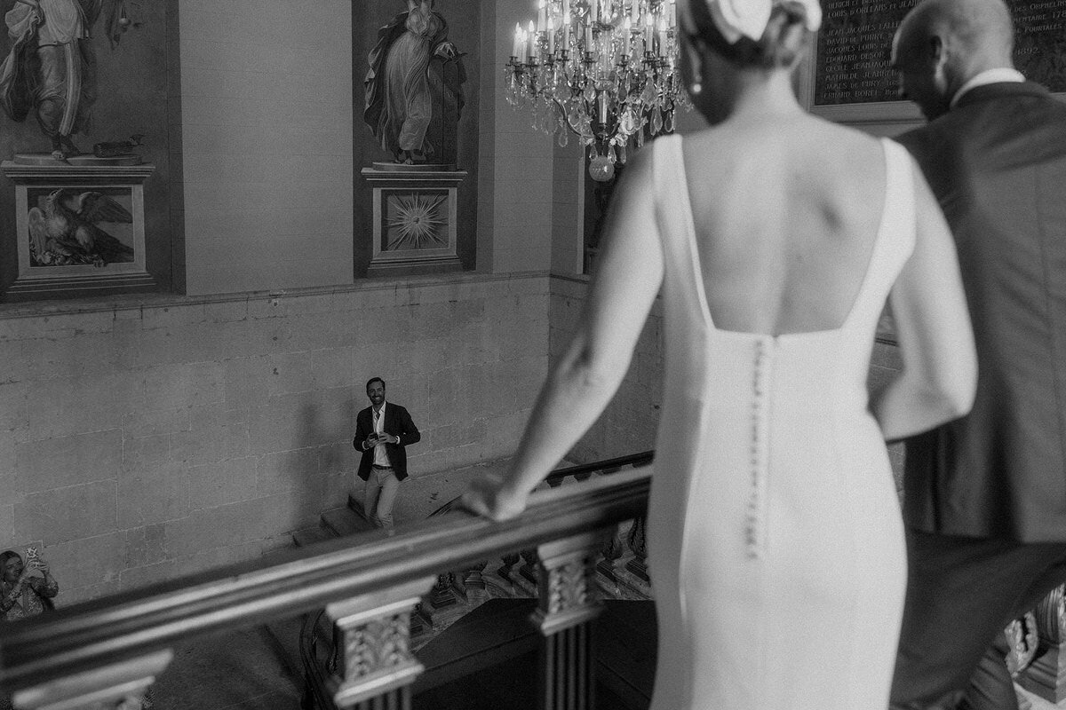 wedding-guests-in-staircase-laurianevega