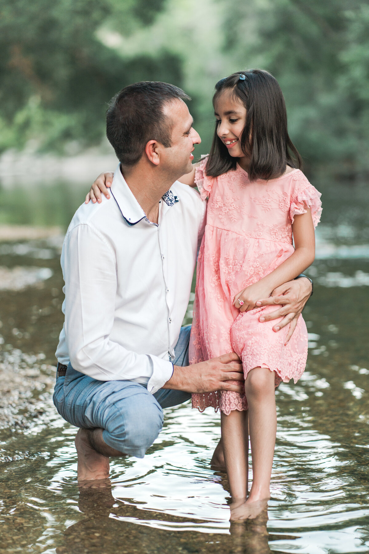 Austin Texas family photo of father and daughter in water.