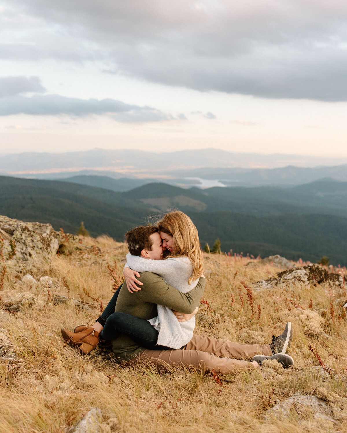 fall_mount_spokane_golden_hour_engagement_session_4