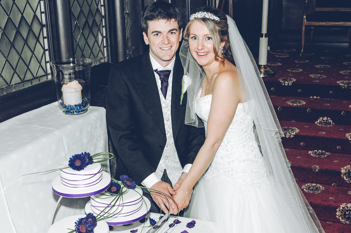 pro-story-photography_bride&groom-cutting-cake_kitley-house_yealmpton_devon