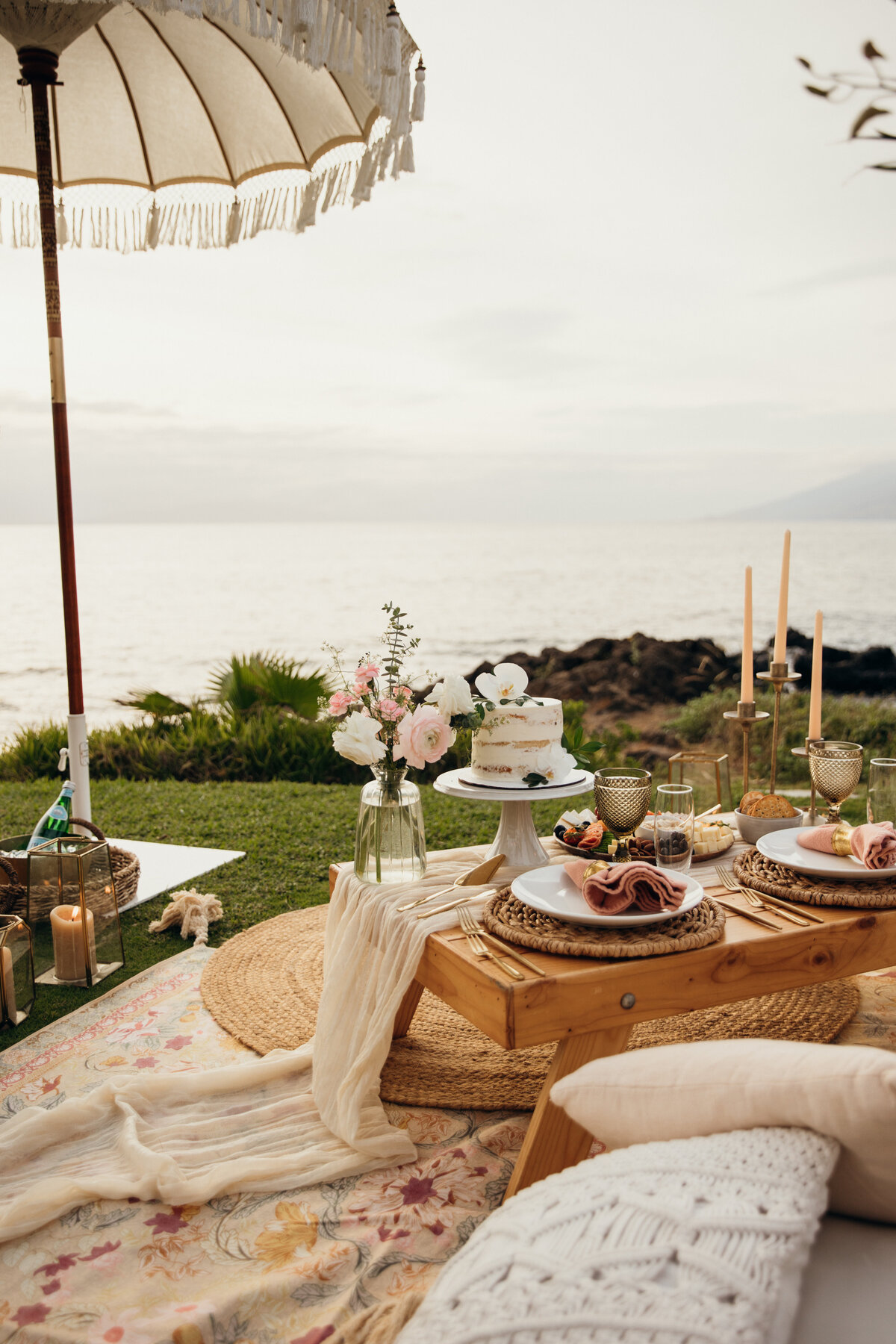 Maui Wedding Photographer captures wedding picnic along beach