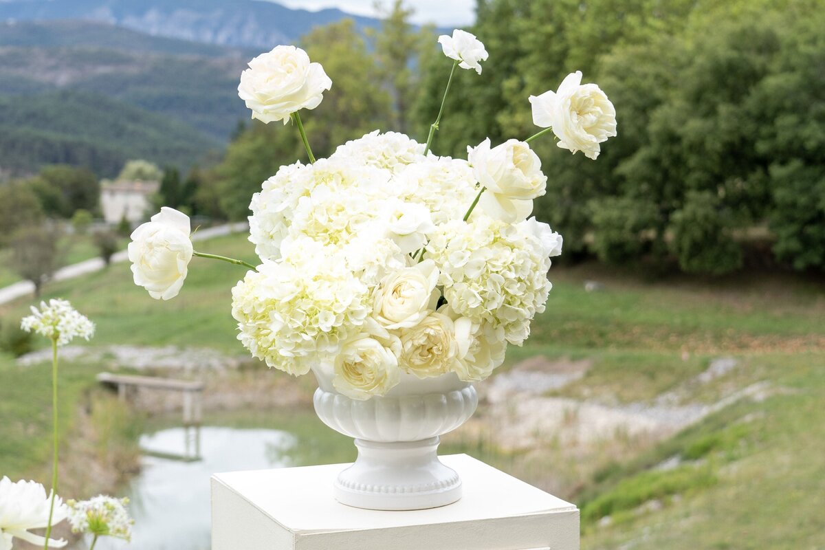 White-hydrangea-and-roses-centerpieces