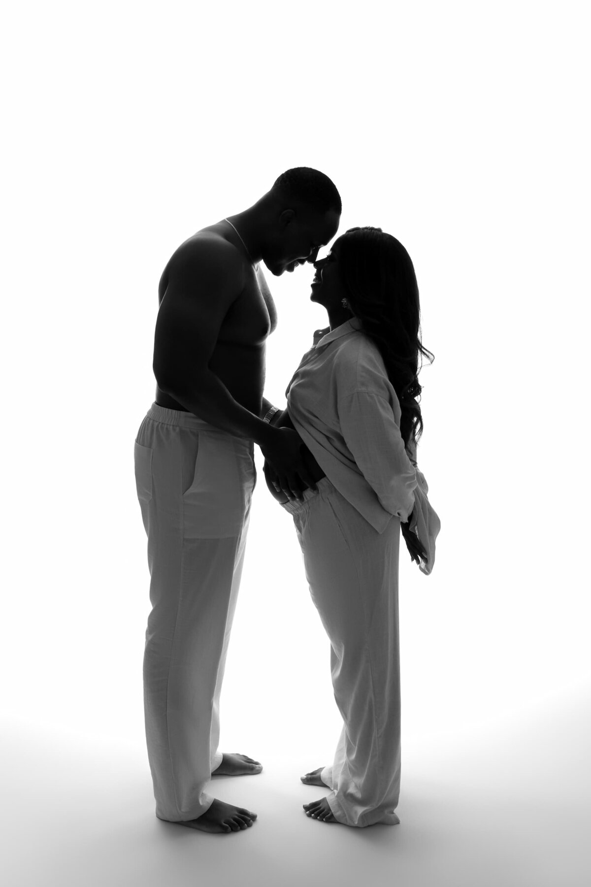 studio-austin-maternity-photography-silhouette-couple-white-pants