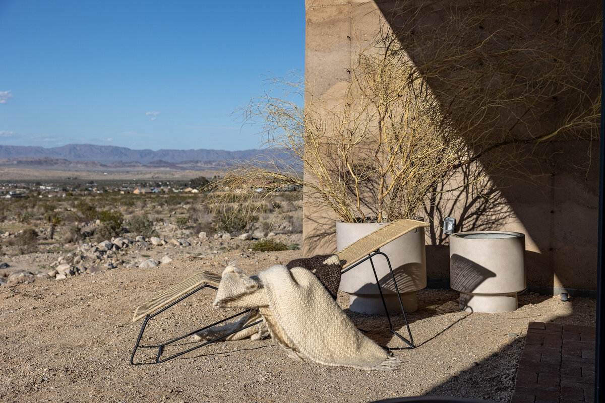 21_SUITES_roadrunner patio_lounger
