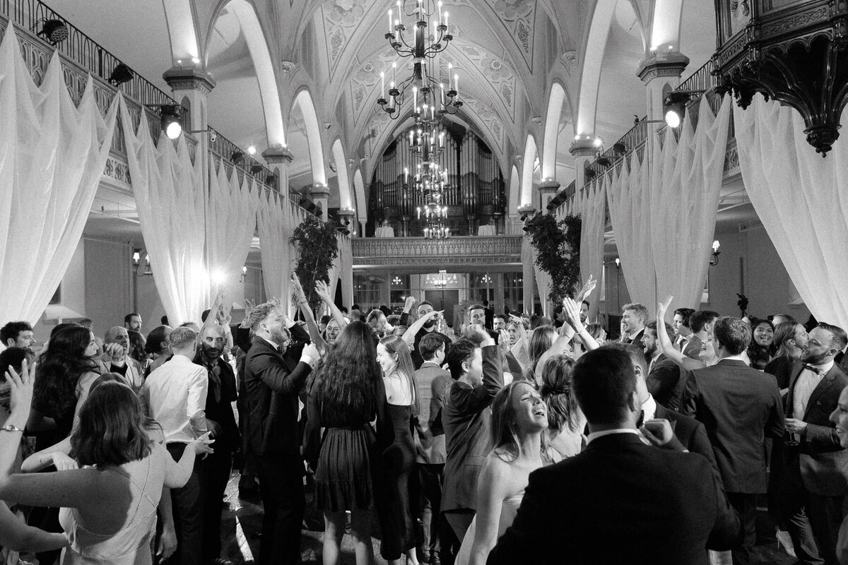 Party lors d'un mariage, photo en noir et blanc. 
