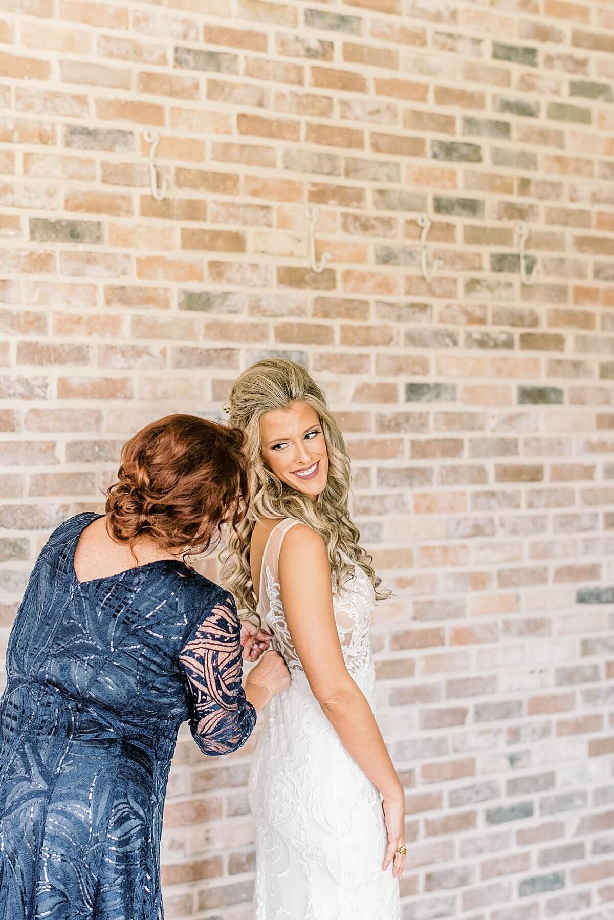 Getting Ready at the Weinberg at Wixon Valley in Bryan, Texas photographed by Alicia Yarrish Photography
