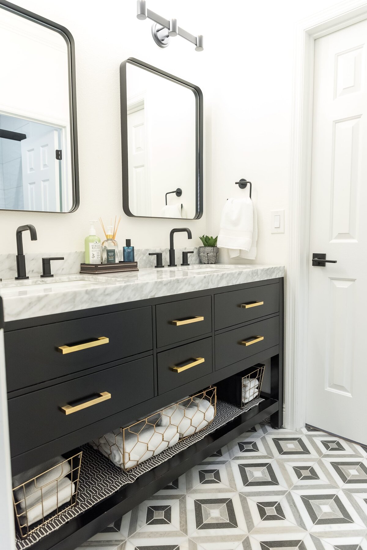 dewine design orlando interior designer modern lakehouse classic black and white bathroom