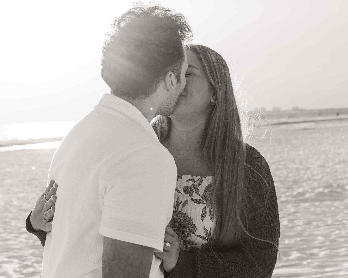 4-monotone-couple-kiss