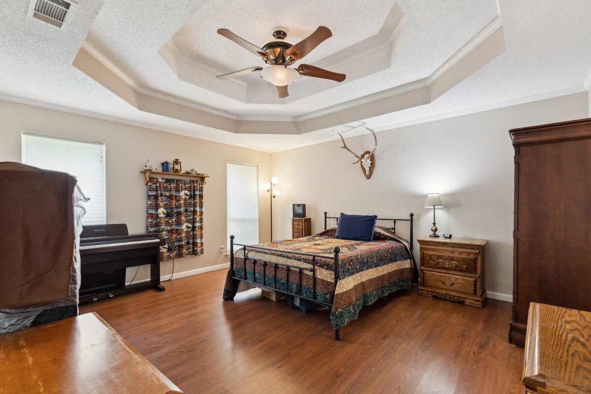 6419_shadow_lane_dallas_tx_primary_bedroom_-_tray_ceiling_spacious_layout_natural_light_-_haven_realty_group