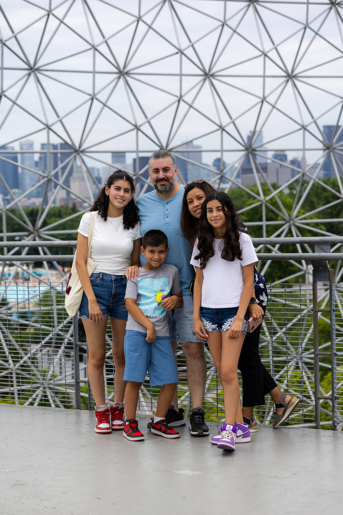 Photo de famille en visite au belvédère de la Biosphère de Montréal