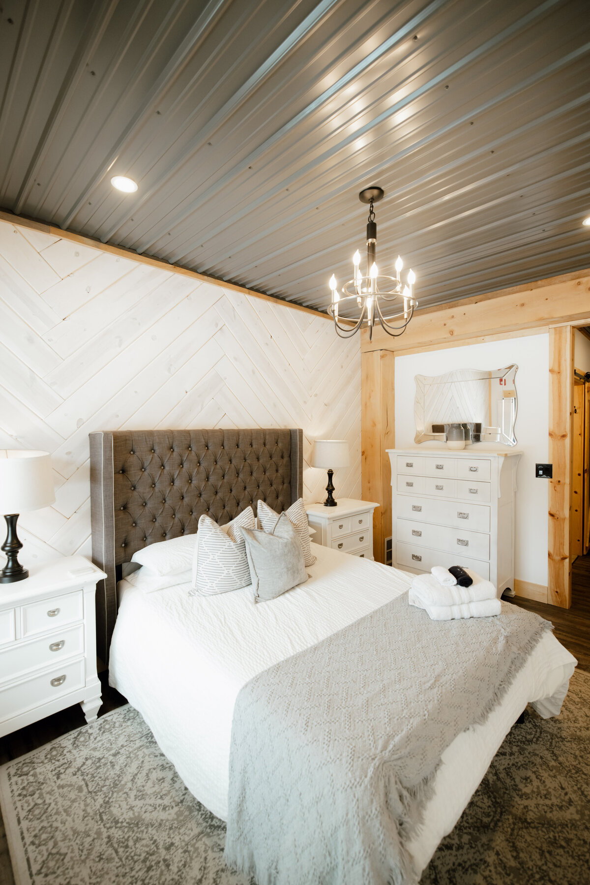 Bear-Ridge-Destination-barndo-suites-rosie-photo-video-27