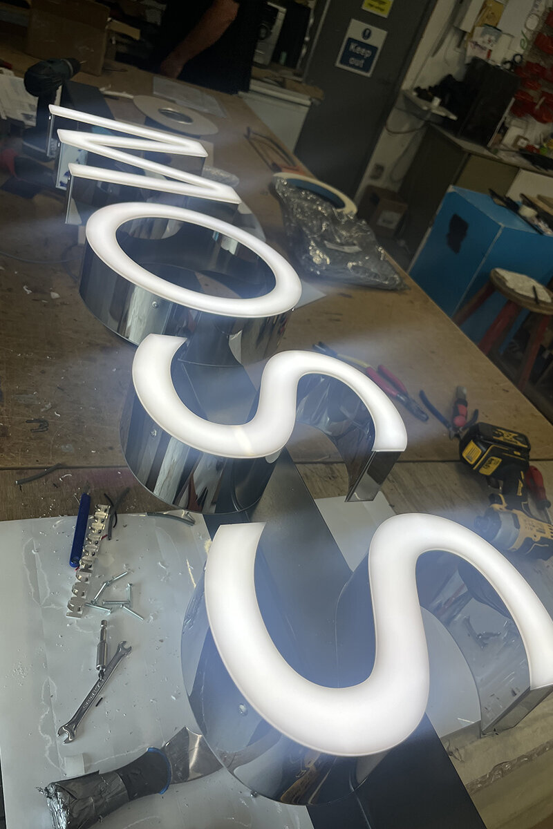 ellis-signs-built-up-face-illuminated-letters-moss-retail-signage