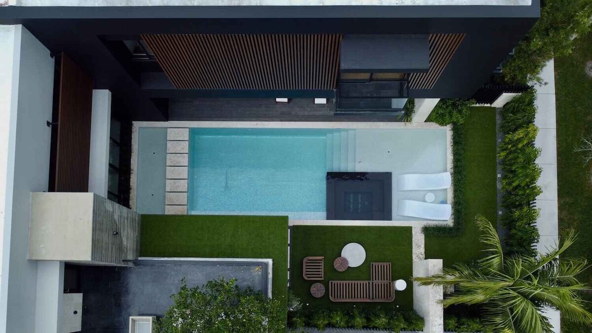 Swimming pool with tanning ledge, spa, and step stones