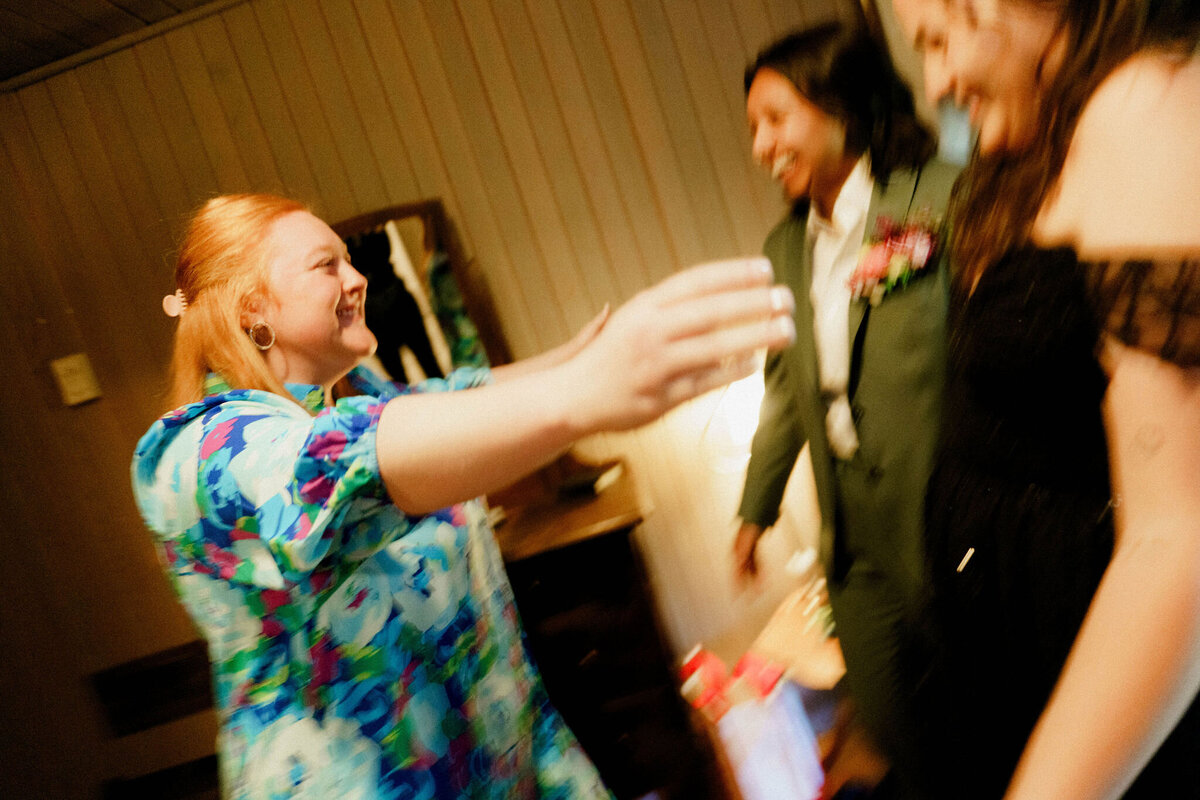 GettingReady_Brenda&JanieElopementPhotos_OregonWeddingPhotographer_KuroCreativeHouse-50