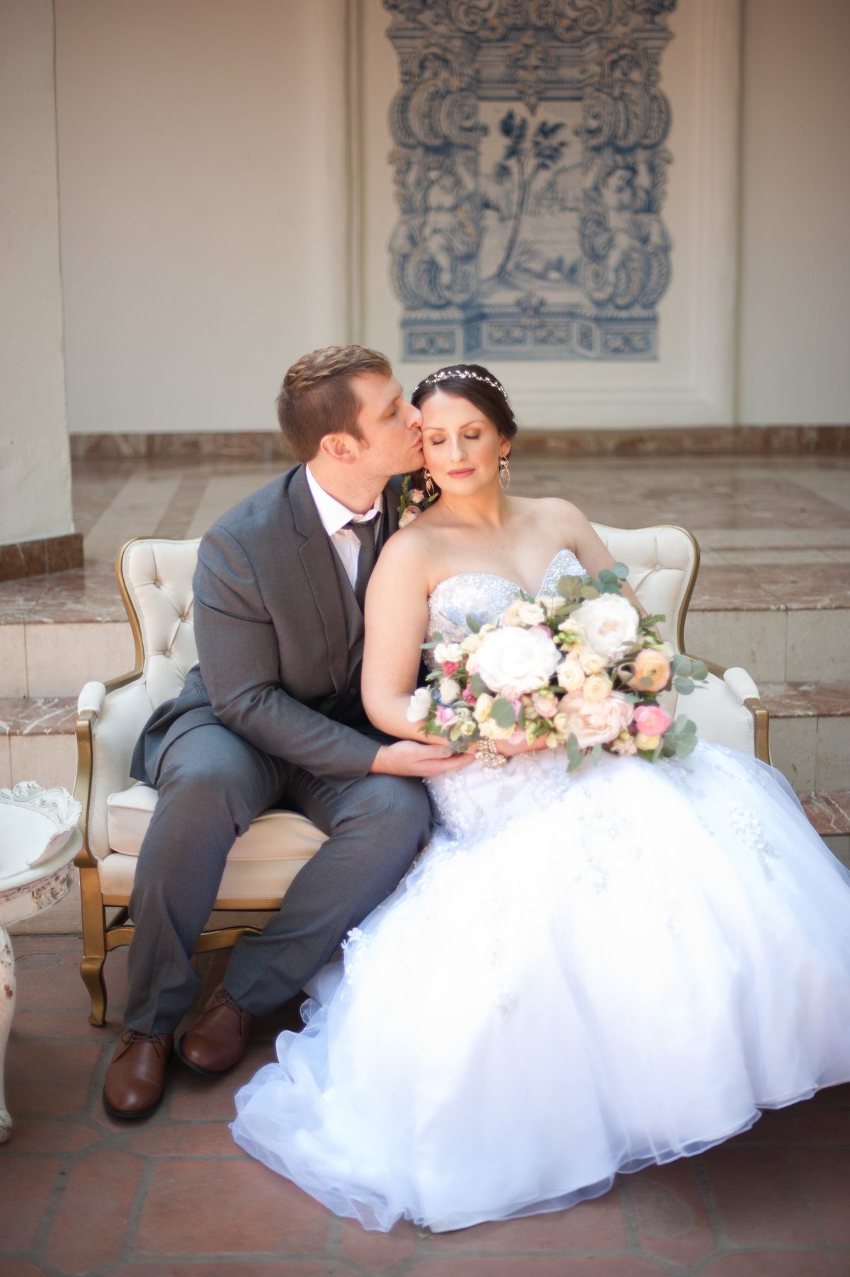 Rancho Las Lomas Vintage Blush Wedding. Blush bridal bouquet for the romantic bride. Modern wedding bouquet for luxury wedding.