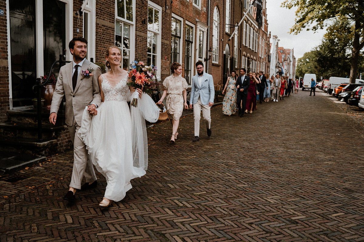 Met alle gasten lopend naar je volgende locatie, super gezellig! Deze foto was in het mooie Veere