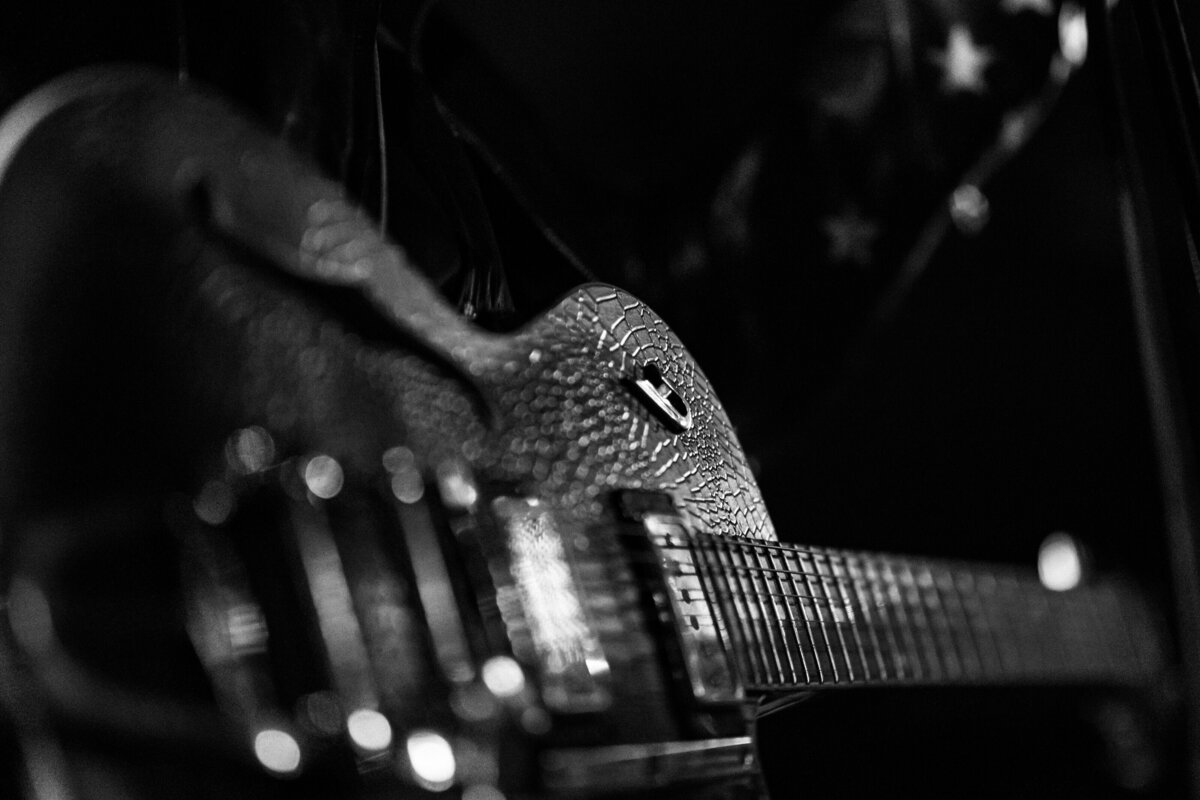 0084-falling-doves-duesenberg-outlaw-guitar-hollywood-whisky-a-go-go-0024