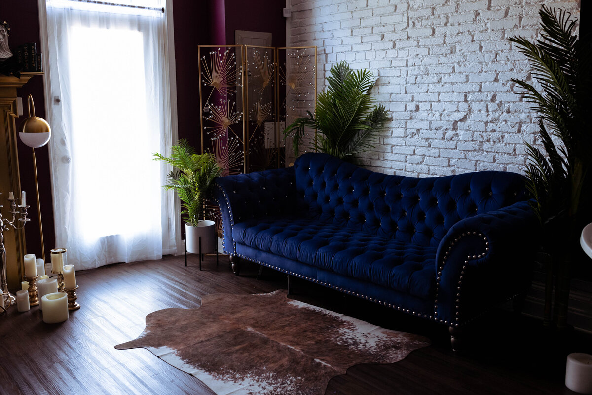 Boudoir studio in Elkridge md with blue couch