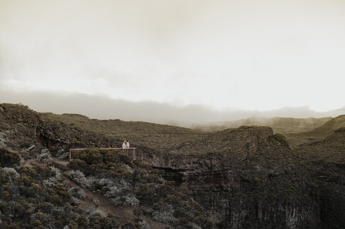 gay hug sur le piton de la fournaise
