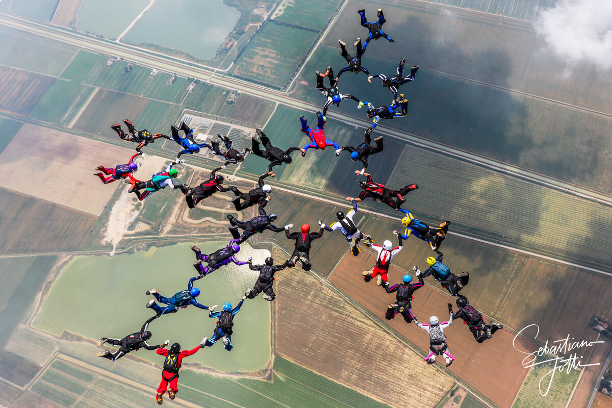 Das Bild zeigt eine Formation von Fallschirmspringern über dem Sprungplatz Skydive Pink Klatovy